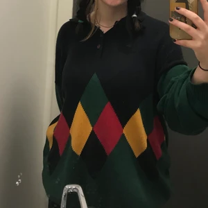 stickad tröja - världens finaste stickade tröja som ba aldrig kommer till användning, den e rättså tunn å jätteskön. liite fläckig men d går säkert bort med fläckborttagning!