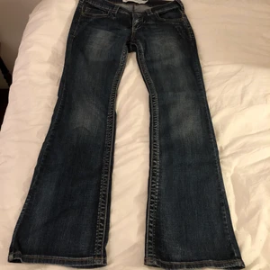 Bootcutjeans - Säljer mina blåa lågmidjade bootcutjeans💘 Skriv vid frågor elller fler bilder💓