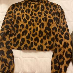 Denna tröjan är skit snygg One size leopard tröja som jag köpte för 300 och aldrig använt 