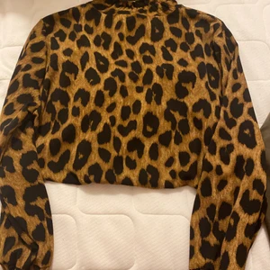 Leopard tröja  - Denna tröjan är skit snygg One size leopard tröja som jag köpte för 300 och aldrig använt 