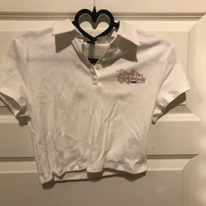 Sex education topp - Sex education topp från h&m croppad vit med citatet ”i don’t do boyfriends” knappar fram och en klassisk krage storlek M