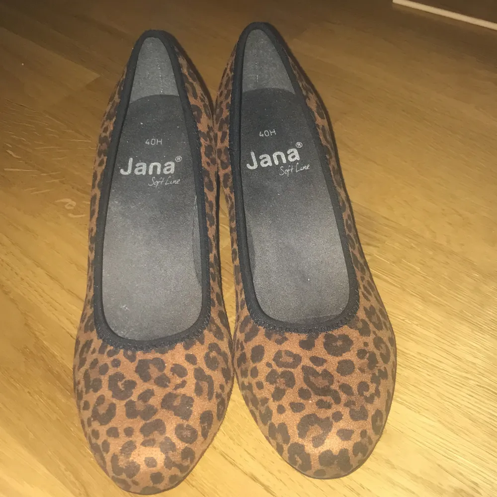 As coola leopard klackar från märket Jana dem kostade 500 men nu säljer jag för 200 :) . Skor.