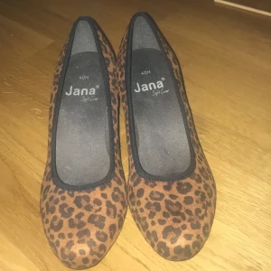 Fina leopard hög klackar  - As coola leopard klackar från märket Jana dem kostade 500 men nu säljer jag för 200 :) 