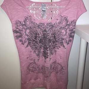 y2k tshirt - Så snyggt t-shirt värkligen men måste sälja pga penga brist😩 Passar s-m och är från ZARGA köpt på 2000 talet. !!!!! TITTA GÄRNA IN MIN PROFIL FINNS LIKNANDE PLAGG DÄR!!!!!