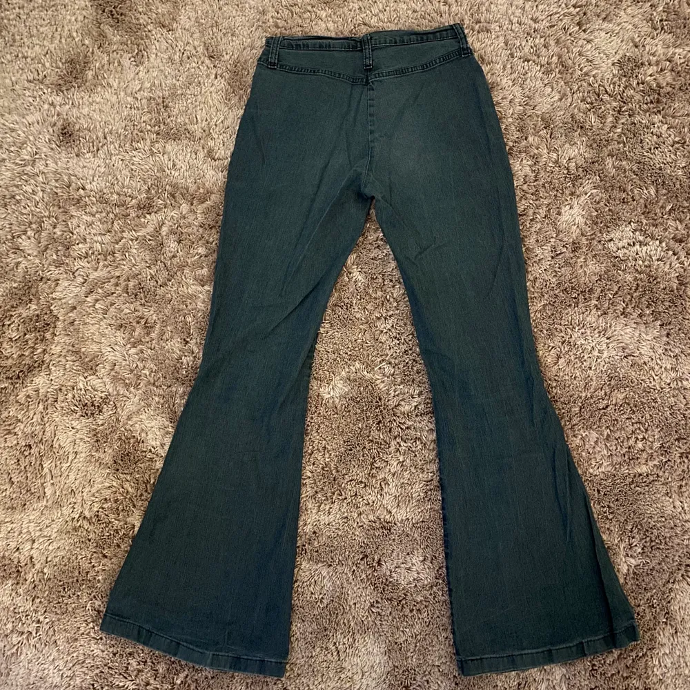 Ett par stretchiga utsvängda jeans. Ärvda men aldrig använda då de är för små. . Jeans & Byxor.