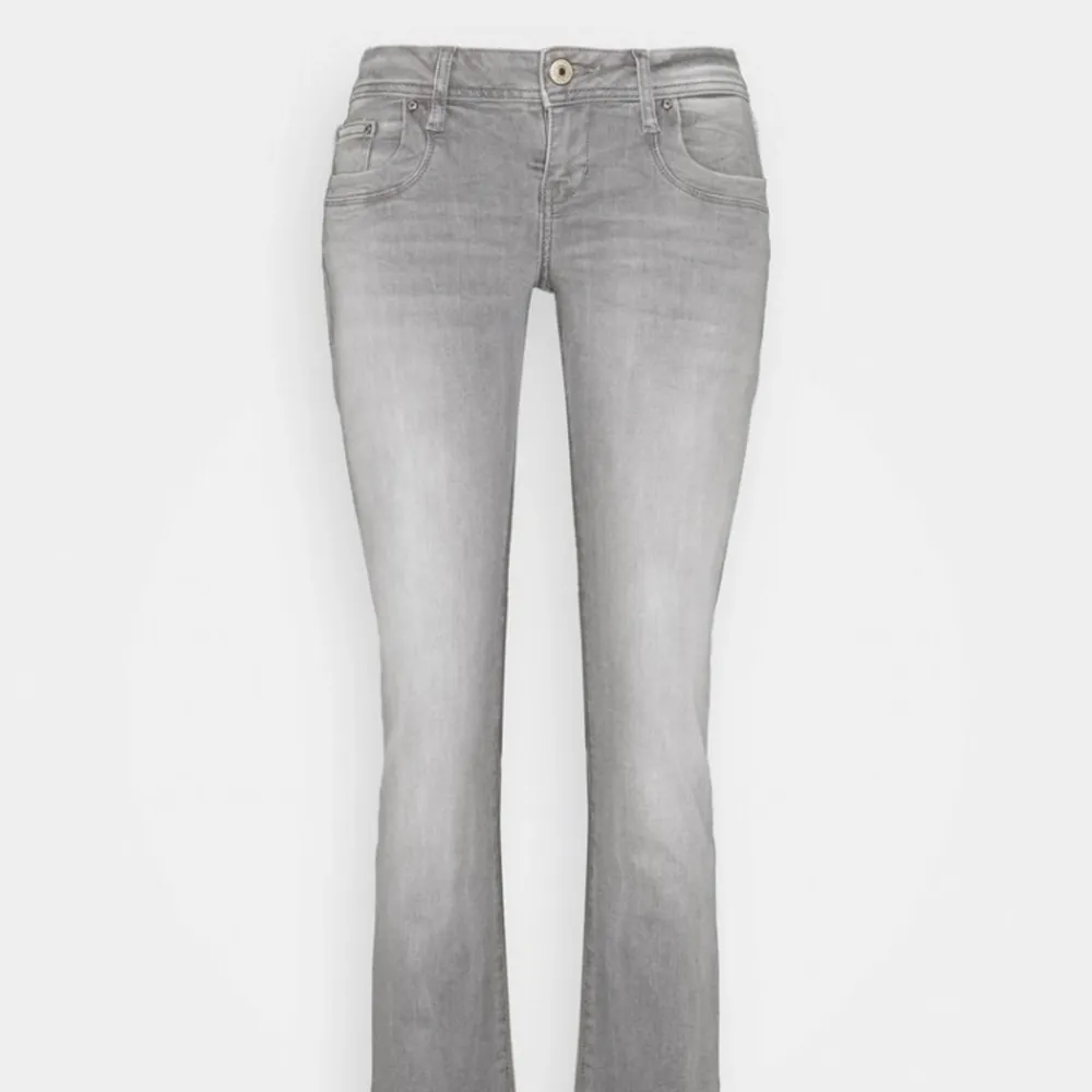 Säljer dessa slutsålda Trendiga gråa jeans från LTB. Köpte två olika storlekar och detta paret var lite för kort för mig som är 175. Endast använda en gång och är som helt nya. Orginalpris är 680 kr och dom passar för mig som är i storlek 36 vanligtvis. Skriv ifall du har några frågor💕. Jeans & Byxor.