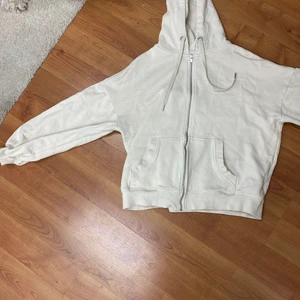 Beige zip hoodie  - Säljer en av mina favvo huvtröjor! Eftersom detta var en av mina favorit tröjor så köpte jag en ny i en annan färg så känner inget behov av att ha kvar denna! Den passar till ALLA tillfällen och då menar jag ALLA! Även fast det var min favorit så är den sparsamt använd så jag inte gillar att använda kläderna jag älskar mest. Vissa förstår å andra inte men aja! Den kostade 300 i butik men säljer nu för 149kr❤️💞💞💞
