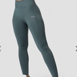 ICIW Seamless träningstights jungle gree - Tränigstights från icaniwill i färgen jungle green, seamless modell. Sitter verkligen på plats vid såväl löpträning som i gymmet! Endast använd 2 gånger, så som nya! Nypris 599 kr