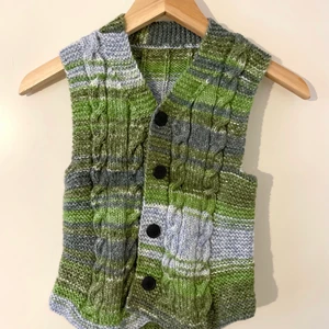 Barnkläder  - Stickad väst. Passar 4-5 år. Är i nyskick, aldrig använd. Handmade