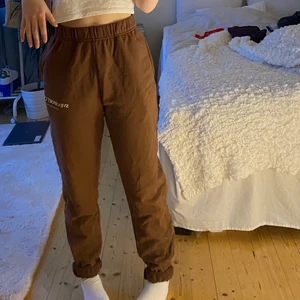 Mjukisbyxor - Knappt använda mjukisbyxor från svea 🥰