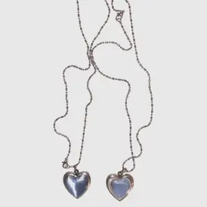 Halsband i form av hjärtan som går att öppna, och ha en bild/sten eller liknande att bära med <3 75kr/st och det är 2 olika nyanser som syns lite dåligt på kameran