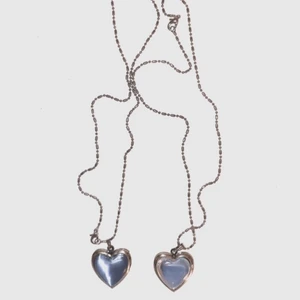 Halsband 💙 - Halsband i form av hjärtan som går att öppna, och ha en bild/sten eller liknande att bära med <3 75kr/st och det är 2 olika nyanser som syns lite dåligt på kameran