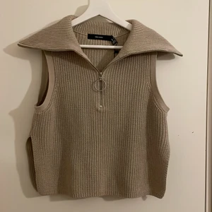 Stickad väst - Säljer denna fina stickade väst från Vero Moda. Aldrig använd och prislappen är kvar. Storlek S.