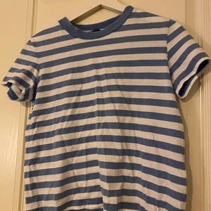 Zara  - En blå o vit randig tröja från zara. Använd hyfsat mycket. Men i bra skick.