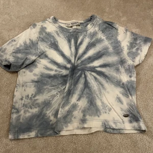 Tie dye T-shirt  - Vit och blå tie dye T-shirt i bra skick!!🤩 köparen står för frakt 