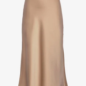 Kjol - En typ beige kjol färgen syns inte så bra på mina egna bilder på grund av ljuset:) storlek s