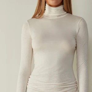 Tröja - Långärmad topp i Ultralight mjuk modalkashmir med hög hals från Intimissimi. Nypris 400kr