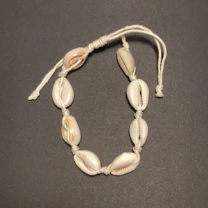 Snäckarmband - Armband från marocco, äkta snäckor, 2 år gamla men aldrig använda, justeringsbara band🌴 🐚  säljs tillsammans eller enskilt; enskilt 30 kr