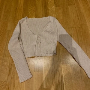 Tie front knit top  - Aldrig använd. Har ingen bild på. Beige