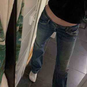 Säljer mina low waisted Diesel Jeans som är så inne just nu💕buda privat eller i kommentarerna och skriv privat för fler bilder samt frågor💕