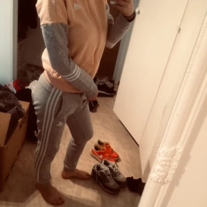 Adidasdresa - Alltså älskar denna. Men måste sälja den tyvärr då sonen fyller år. Den är skit snygg. Och passar perfekt till storlek S. Inga fläckar eller sönder tvättat. Ser väldigt oanvänd ut. Pris kan diskuteras. Nypriset var 1400. 