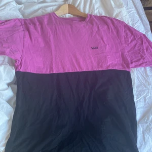 Vans T-shirt  - Säljer min fina vans t shirt💓 storlek M ❣️
