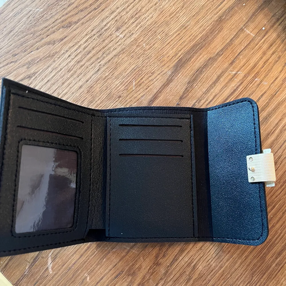 Plånbok ifrån SHEIN. Säljer då den aldrig kommer till användning, helt ny.. Accessoarer.