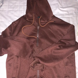 Brun kofta från shein storlek M - Fin brun kofta från SHEIN, används ett par gånger men ändå bra skick! Storlek M men är lite liten för sin storlek! 