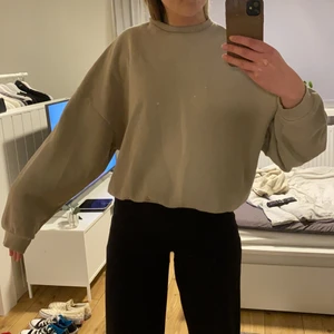 Beige sweatshirt - Supermysig oversized sweatshirt från Nelly. Den är i fint skick och mjukt material. Har en liten fläck nere vid magen med inget man tänker på! Säljer då den inte längre kommer till användning🤗