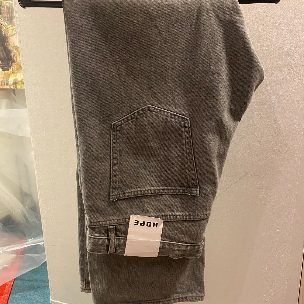 Säljer ett par Hope rush denim bleach grey jeans, de är slutsålda princip överallt. Jeansen är helt nya tags finns kvar. Köparen står för frakt.  Pris kan diskuteras vid snabb affär . Jeans & Byxor.