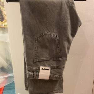 Säljer ett par Hope rush denim bleach grey jeans, de är slutsålda princip överallt. Jeansen är helt nya tags finns kvar. Köparen står för frakt.  Pris kan diskuteras vid snabb affär 