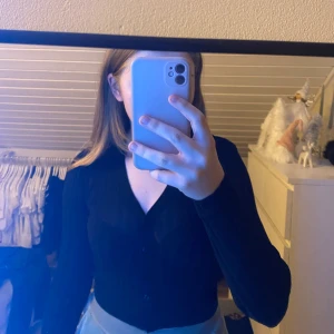 Långärmad tröja  - Långärmad tröja från Bikbok. Tröjan är lite genomskinlig i modellen har har ett litet ribbat tyg. Använd max 4 gånger. Tröjan är i storlek Xs men passar xxs-s. Köparen står för frakten som är 66kr💗