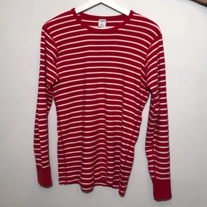 TRÖJA POLARN O. PYRET - Långärmad röd randig tröja vuxen från Polarn O. Pyret. Logga på vänster arm. Storlek Medium. Nypris 349kr. Säljer då den inte används längre. Bra begagnat skick.