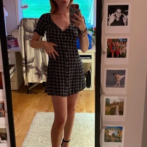 Rutig sommarklänning - Mörkblå/grå/vit rutig sommarklänning från H&M. Endast använd två gånger.💜 Säljer eftersom den har blivit för liten för min byst😘 Betalning via swish, endast seriösa köpare tack💕