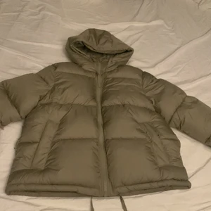 så fin jacka (H&M) - Intressekoll på min pufferjacket från H&M verkligen så fin, aldrig använd endast testad och den var tyvärr lite för stor. Köparen står för frakten! ❤️