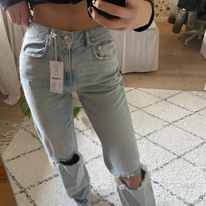 Snygga jeans Ginatricot  - 90s tall jeans. Säljer dessa snygga jeans från Ginatricot! Aldrig använda, lappen sitter fortfarande kvar som ni kan se. Storlek 34. Världens snyggaste färg på jeans 😍 Köpta för 600kr! Vid frågor kontakta mig, jag svarar fort 🌟