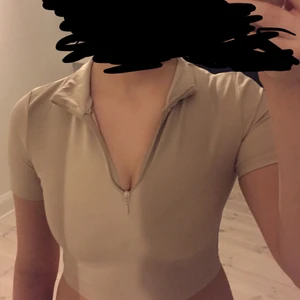 Topp XS - Hej! Jag säljer nu min jättefina topp från Gina, aldrig använd endast provat den. Sitter som en smäck. Storleken är XS men passar mig fint som är en S nypris:279kr mittpris:50kr