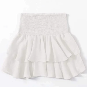 Vit Volangkjol  - Säljer denna vita Volangkjol då jag har flera liknande kjolar! Inga difekter alls eller tecken på användning! Kontakta för mer bilder!💞 Kjolen är väldig utstretchbar och passar därför xxs- en liten M! 💗