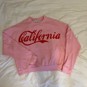 Rosa sweatshirt från carlings. Storlek L men skulle säga att den passar mellan S-L beroende på hur man vill att passformen ska vara! Aldrig använd🥰