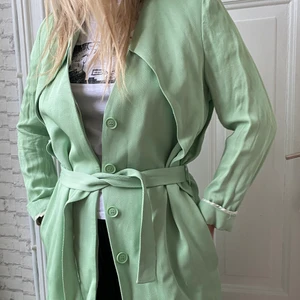 Pastellgrön kappa💚💚💚 - En vårig superfin kappa!! Strl S men skulle säga att den passar XS-M💚