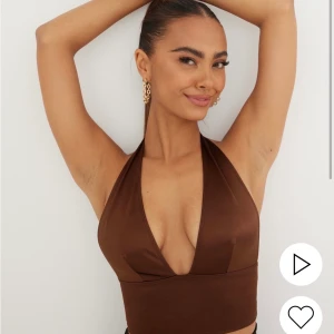 topp - super snygg topp från nelly som tyvärr inte passar mig , storlek XS/S. alla lappar e kvar så helt ny. 