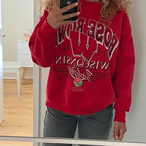 Röd sweatshirt med tryck  - Röd sweatshirt med tryck, köpt på Beyond Retro. Storlek XL, på bilderna ser ni hur den sitter på mig som normalt är S. Har en liten fläck uppe till höger som ni ser på tredje bilden ❤️