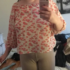 Blus - En blommig blus 