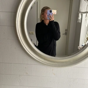 Lång svart kofta  - En jätteskön svart kofta 