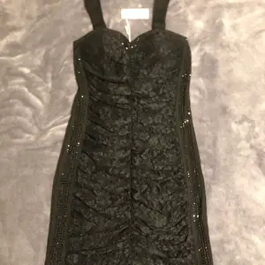 Snygg svart festklänning i spets och glitterdetaljer från Giorgia. Stl M/L men snarare S/M. Oanvänd