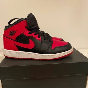 Jordan 1 mid  - Säljer mina jordan 1 i strl 36,5 använda 2-3 gånger så i bra skick! Skickar gärna fler bilder på pm. 1000kr el bud fraktas eller möts upp 💓 Tillhörande skolåda medföljer. (Läggs upp på nytt pga oseriös köpare) 