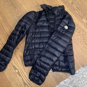 Moncler jacka  - Monclerjacka i bra skick. Storlek 2 alltså passar M men skulle säga att alla från S till L kan bära jackan💕 finns ett litet litet hål på insidan av jackan. Jackan är äkta, se bilden på certilogon och skriv in den 12 siffriga koden på deras hemsida för bevis. 