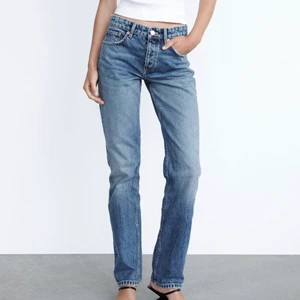 Mid rise jeans - Mid rise jeans från zara i färgen marinblå. Storlek 40 och sitter lite oversize på mig som har storlek 38. I bra skick! Skriv privat för frågor eller flera bilder. 220kr + frakt 💗
