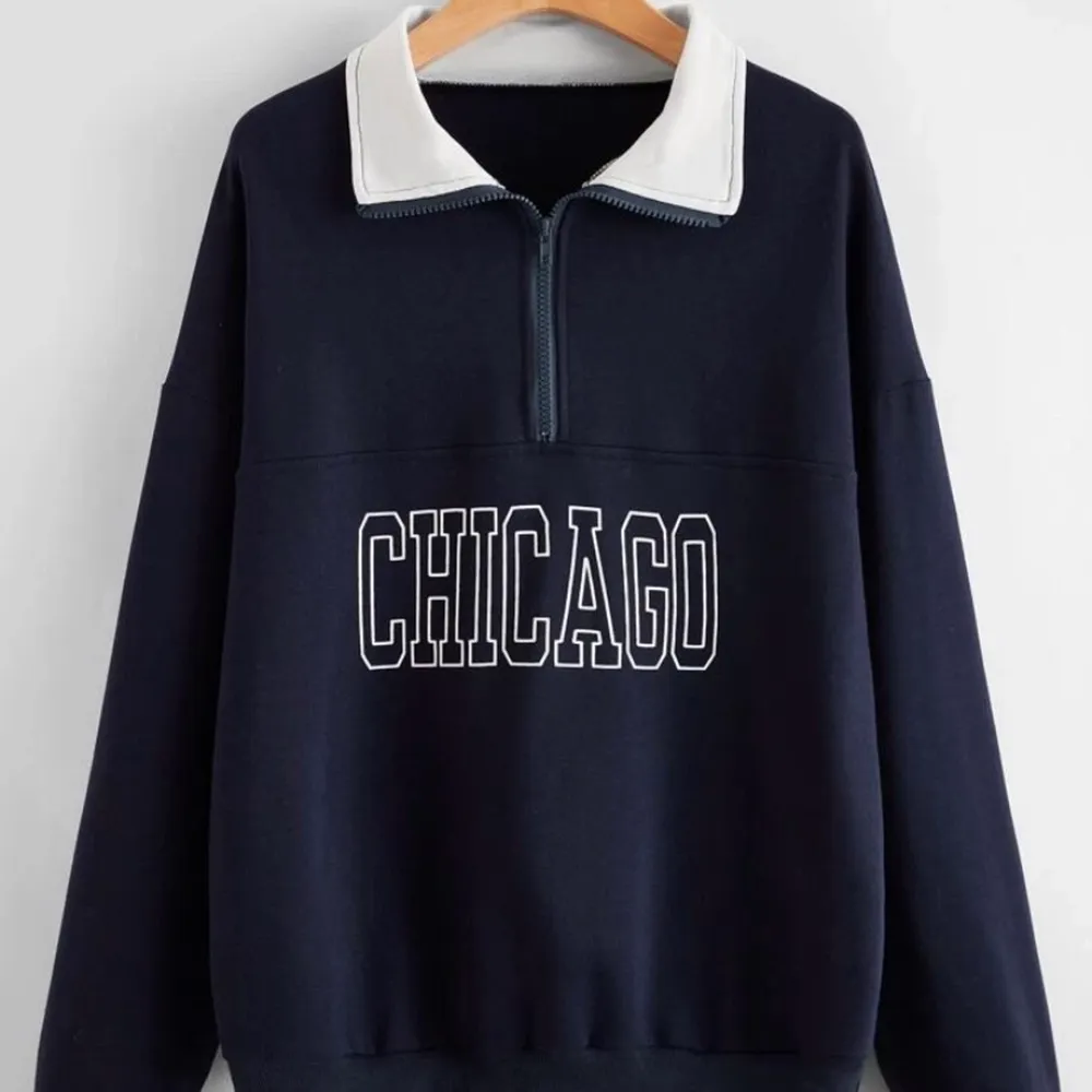 Blå sweatshirt med krage och dragkedja, text där det står chicago på. Jätteskönt material och jätteskön. Storleken är S men funkar på mig som har M. Hör av dig om du vill köpa! :). Hoodies.