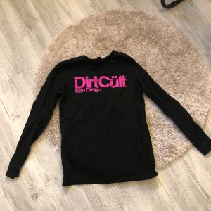 Dirt cült Hoodie  - Finns ingen luva på denna! Köpte för 300-400kr säljer för 60-70kr
